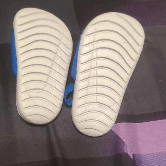 Nike Kids Blue and White Slide Sandals 6c - Picture 3 of 3